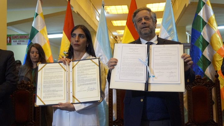 Ministerio de Salud y Deportes de Bolivia - Bolivia y Argentina firman  convenio de cooperación en materia de salud
